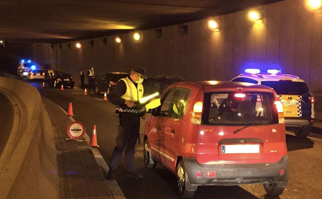 Uno de los controles de tráfico anoche en la avenida de Dénia de Alicante. 