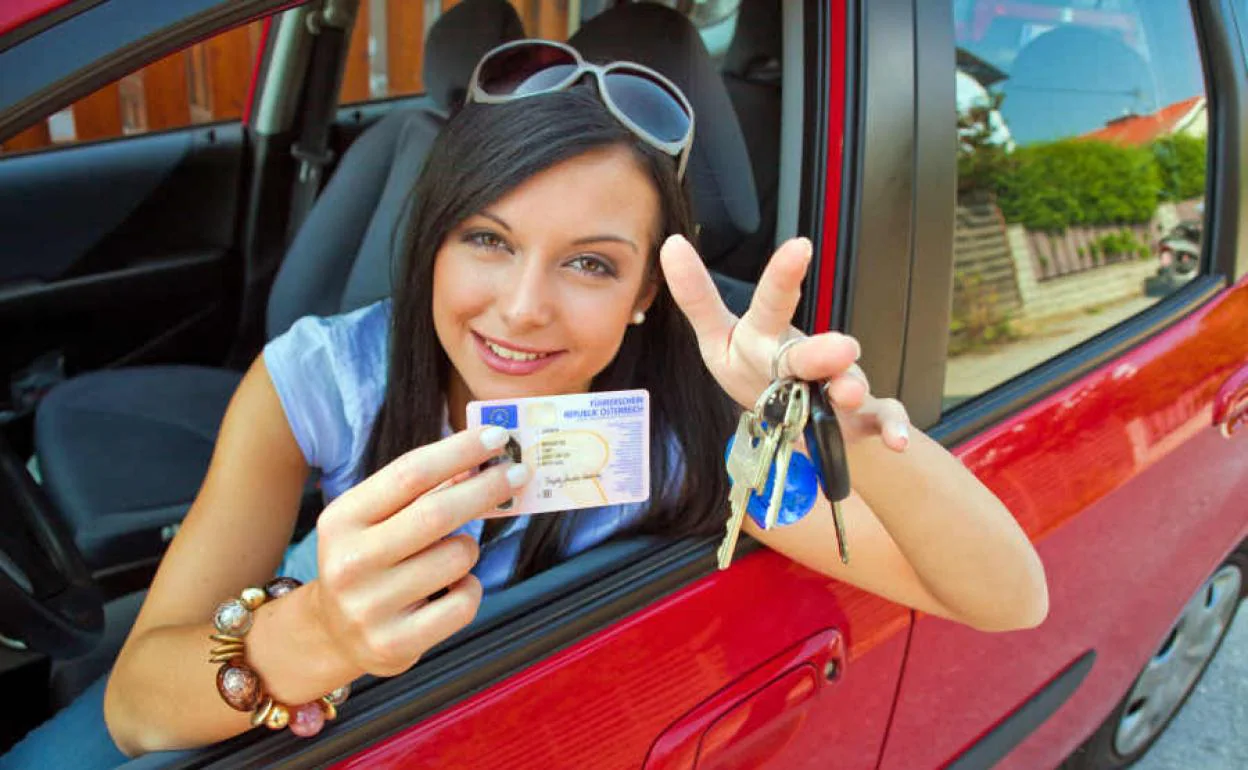 Una joven muestra su permiso de conducir.