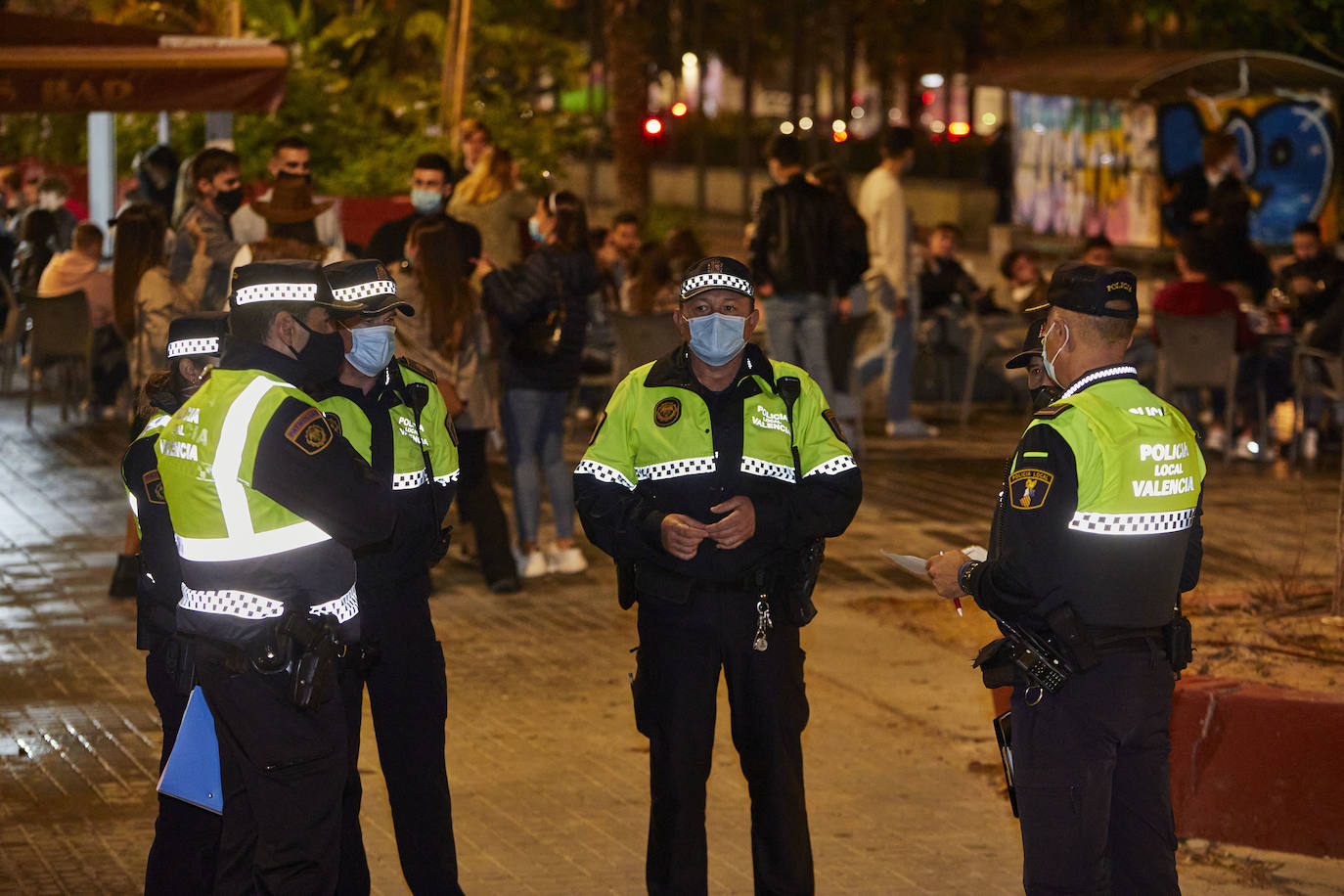 Decenas de patrullas se distribuyen por zonas como Honduras, el Cedro o Benimaclet para reducir el riesgo de fiestas ilegales por la tarde.