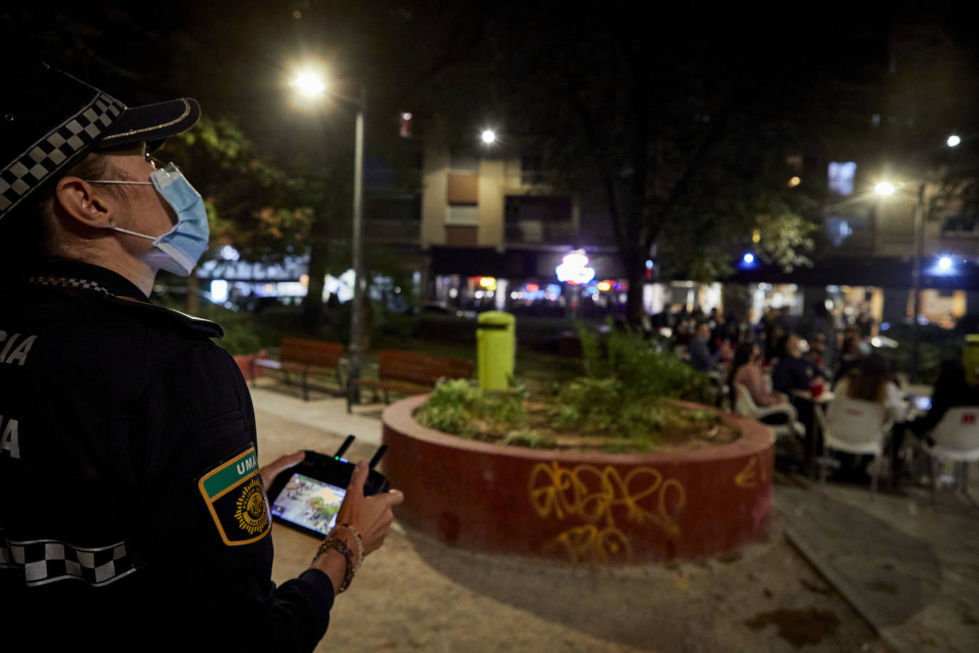 Decenas de patrullas se distribuyen por zonas como Honduras, el Cedro o Benimaclet para reducir el riesgo de fiestas ilegales por la tarde.