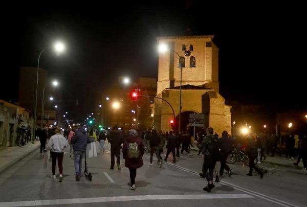 Fotos: La concentración contra las medidas anticovid acaba en batalla campal en Gamonal