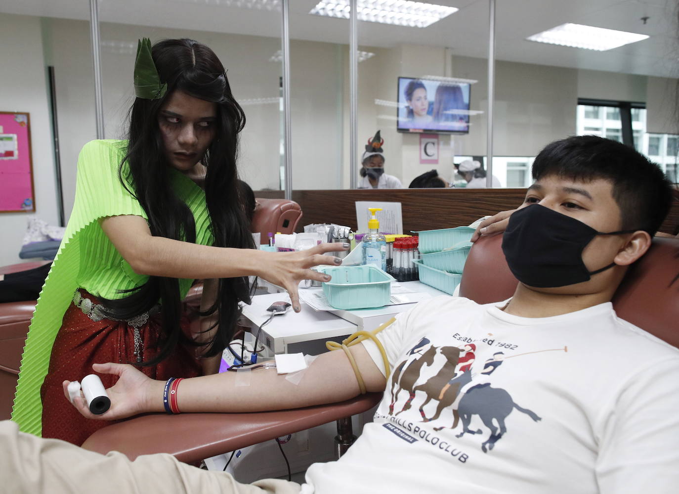 Este 2020 nada está siendo como era antes. Cuando en marzo empezó la pandemia del coronavirus se veía esta época del año como los primeros meses de la nueva normalidad antes de la llegada de la vacuna, pero nada más lejos de la realidad. La segunda ola azota España y Europa y las restricciones vuelven. En otros puntos del planeta no se escapan de la pandemia, pero en Tailandia han querido unir la celebración de Halloween con una buena causa. Las calles se han llenado de los típicos disfraces de miedo pero ha tenido lugar una terrorífica donación de sangre.