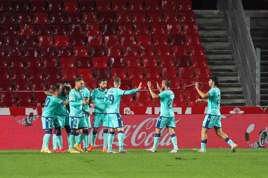 Los jugadores del Levante celebran el gol ante el Granada.