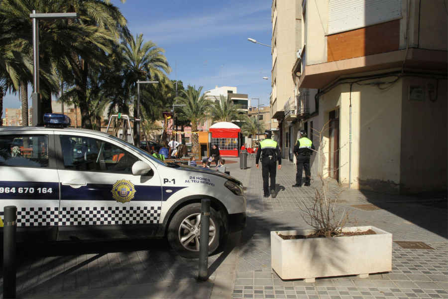 Dos policías patrullan las calles de Nules.