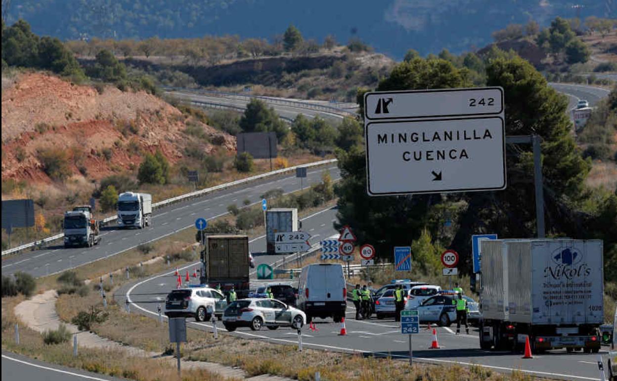 Control de la Guardia Civil en la A-3 durante el cierre perimetral de la Comunitat Valenciana.