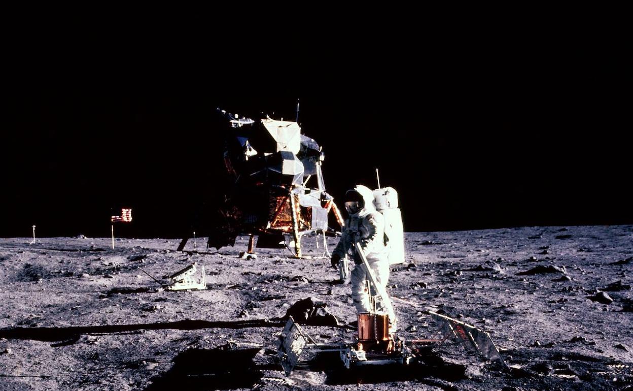 Fotografía de la NASA cedida por National Geographic donde aparece el astronauta Edwin Aldrin mientras realiza un experimento científico en la superficie de la Luna.