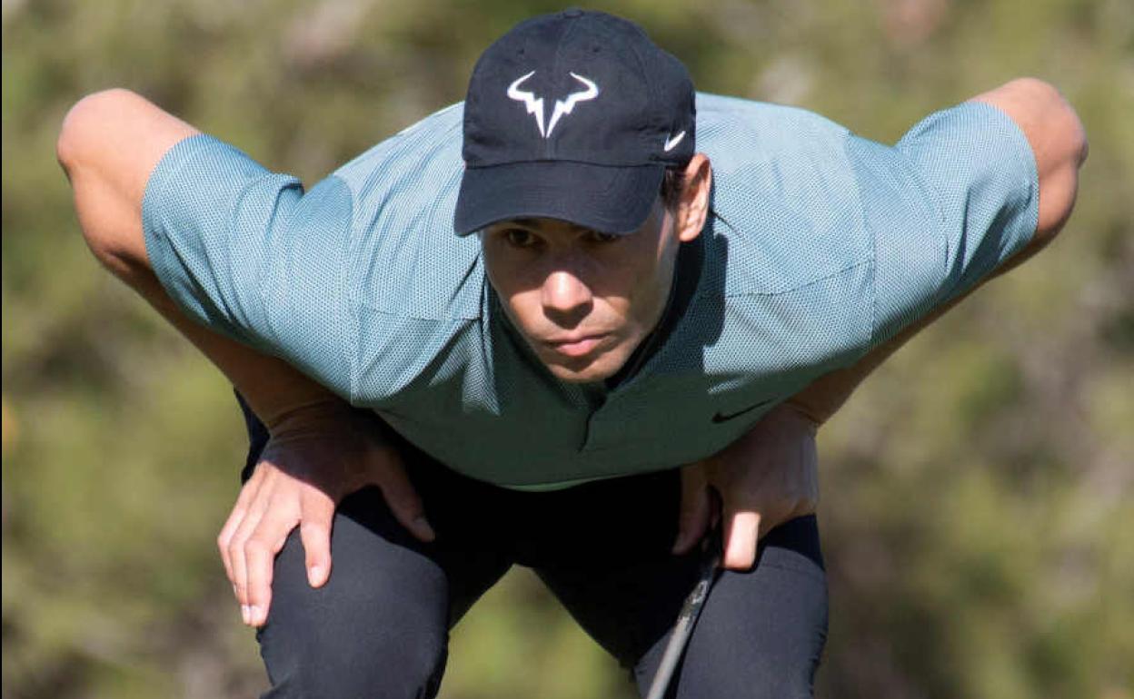 Rafa Nadal jugando al golf.