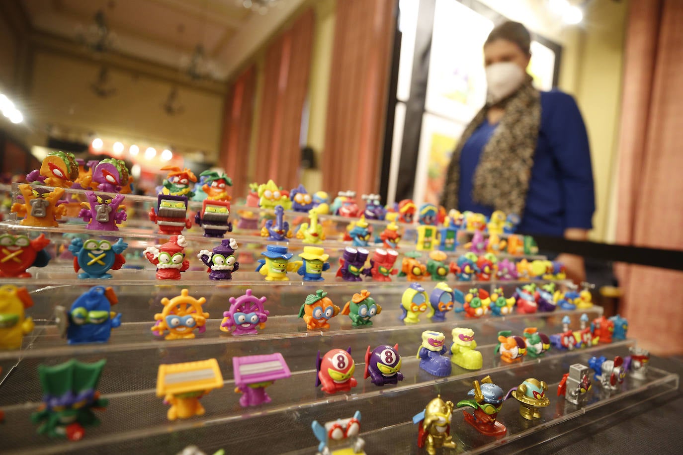 El Ateneo Mercantil de Valencia reúne más de 1.100 SuperThings en la primera exposición que se celebra en el mundo sobre este juguete. Organizada por el Festival Internacional de Cine Infantil de Valencia, permanecerá abierta hasta el 3 de enero. Su recorrido se realiza en grupos de un máximo de 20 personas en un horario de visita de: hasta el 7 de diciembre los viernes de 17.00 a 21.00 horas y sábados, domingos y festivos de 10.00 a 21.00. 