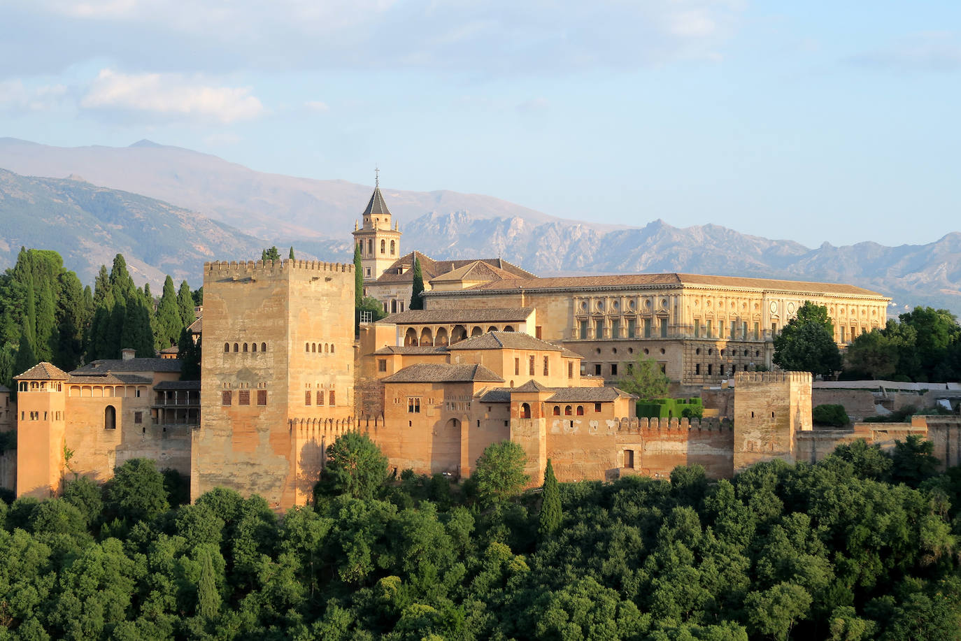 La Alhambra de Granada (España). El conjunto histórico monumental de la Alhambra es uno de los más visitados de la geografía española. Cada año recibe a más de tres millones de personas. Fue concebida a entre los siglos IX y XII como una zona militar, pero, además de eso, fue un fortín, un palacio nazarí y una medina hasta 1492, año en el que se convirtió en una corte cristiana tras la reconquista de Granada por parte de los Reyes Católicos. 