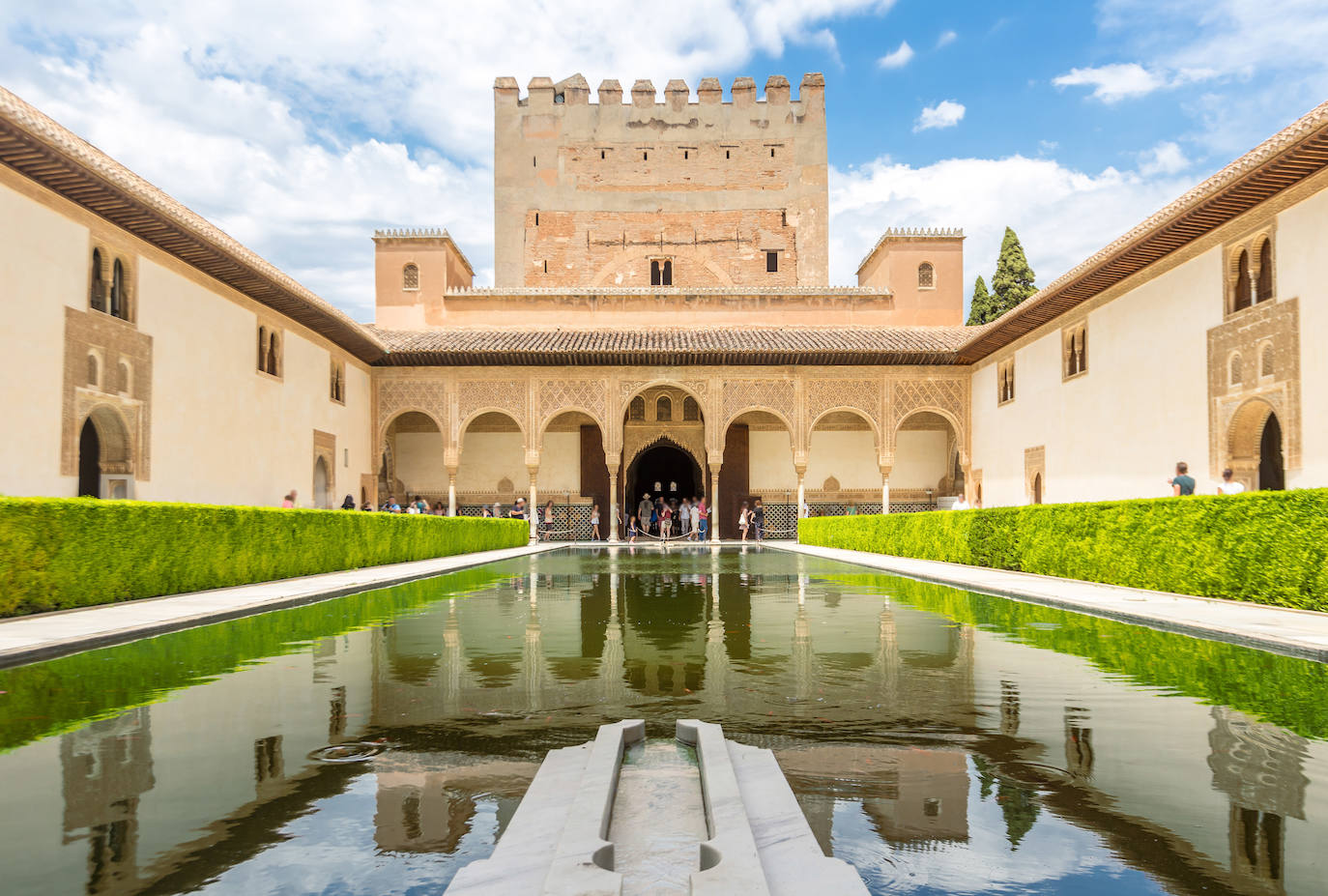 La Alhambra de Granada (España). Entre los lugares que hay que visitar de la Alhambra destacan la Alcazaba, los Palacios Reales, los jardines del Generalife, el Cuarto Dorado, la majestuosa Sala de Comares, el palacio renacentista de Carlos V y el Patio de los Leones. Además, contemplar la puesta de sol desde el mirador de San Nicolás deja una imagen de la Alhambra de película. 