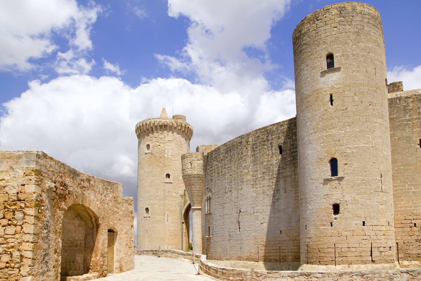 Castillo de Bellver (España). A tres kilómetros de la ciudad de Palma de Mallorca se encuentra este castillo. Situado sobre una colina, el castillo de Bellver ha tenido diversos usos a lo largo de la historia. El rey Jaime II lo hizo construir como una residencia real en estilo gótico mientras que en el siglo XIX pasó a ser una fábrica de monedas. 