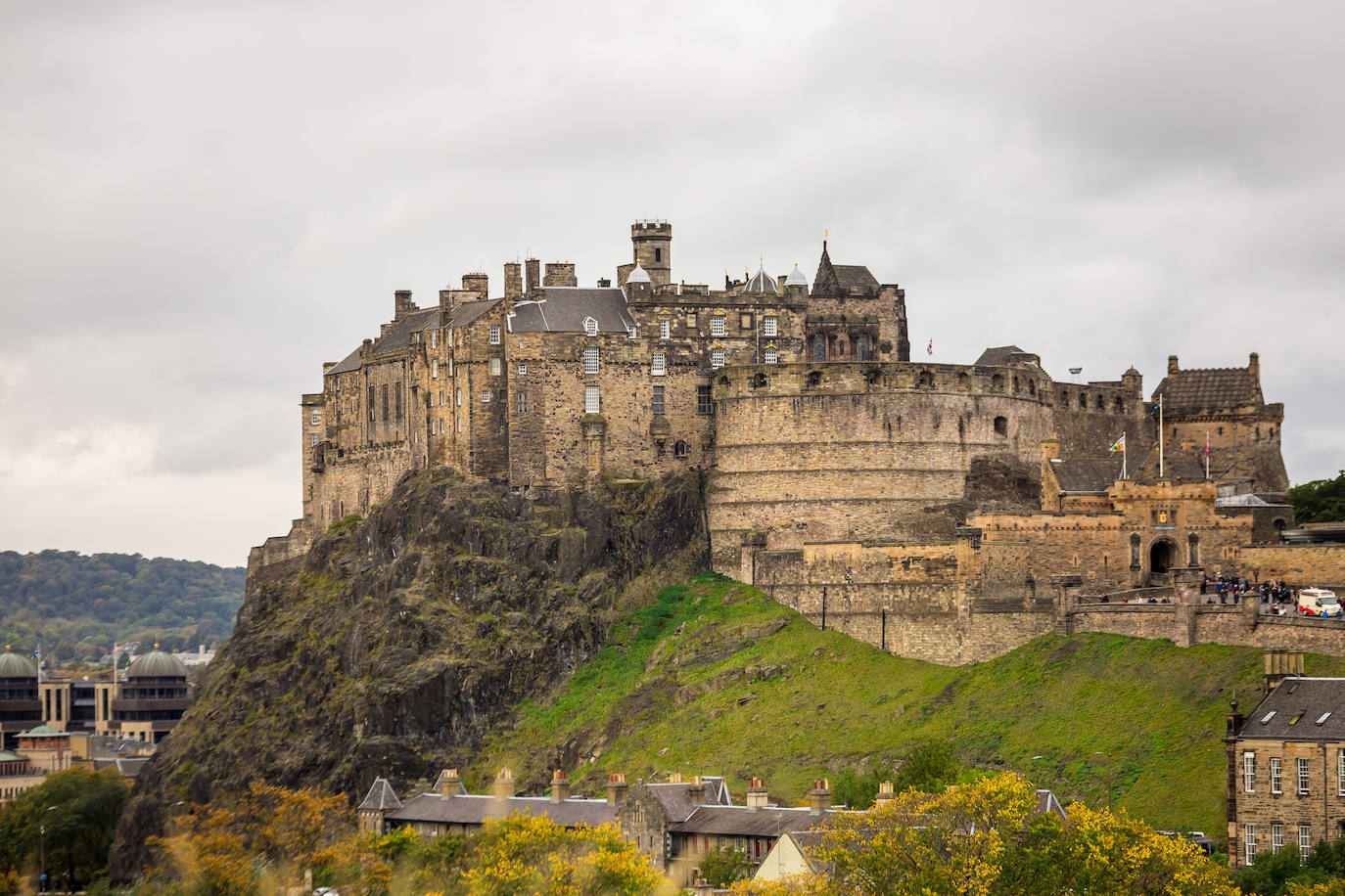 Castillo de Edimburgo (Reino Unido). Tiene una historia tan compleja como macabra. A menudo citado como la inspiración para la morada de Macbeth en la famosa obra de Shakespeare, el castillo alberga el mayor número de avistamientos de fantasmas hasta la fecha, una atracción en sí misma. 