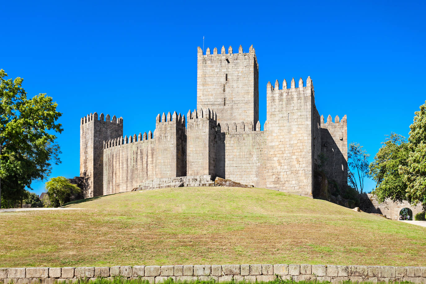 Castillo de Guimarães (Portugal). Fue levantado en el siglo X y se convirtió en la residencia real oficial del Conde D. Henrique, el padre del primer rey de Portugal, Afonso Henriques. Resistió a la batalla de São Mamede en 1128, que significó el punto de partida de un Portugal independiente. Desde entonces, el castillo ha sido reconocido como el lugar de nacimiento de la nación portuguesa.