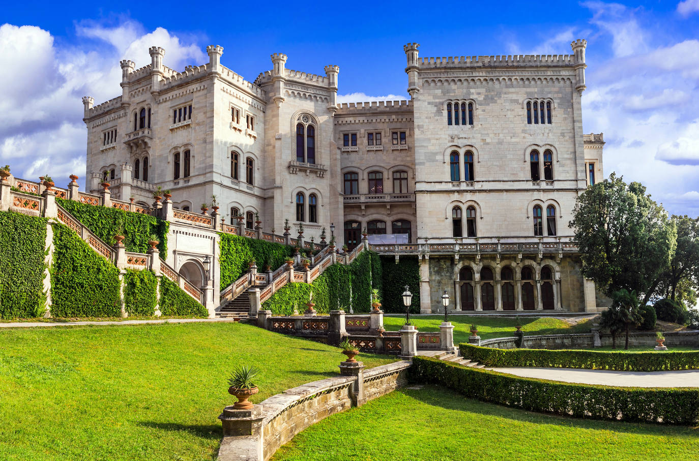 Castillo de Miramare (Italia). El castillo fue encargado por el archiduque Fernando Maximiliano de Habsburgo en la segunda mitad del siglo XIX como residencia para él y su esposa, Charlotte de Bélgica. 