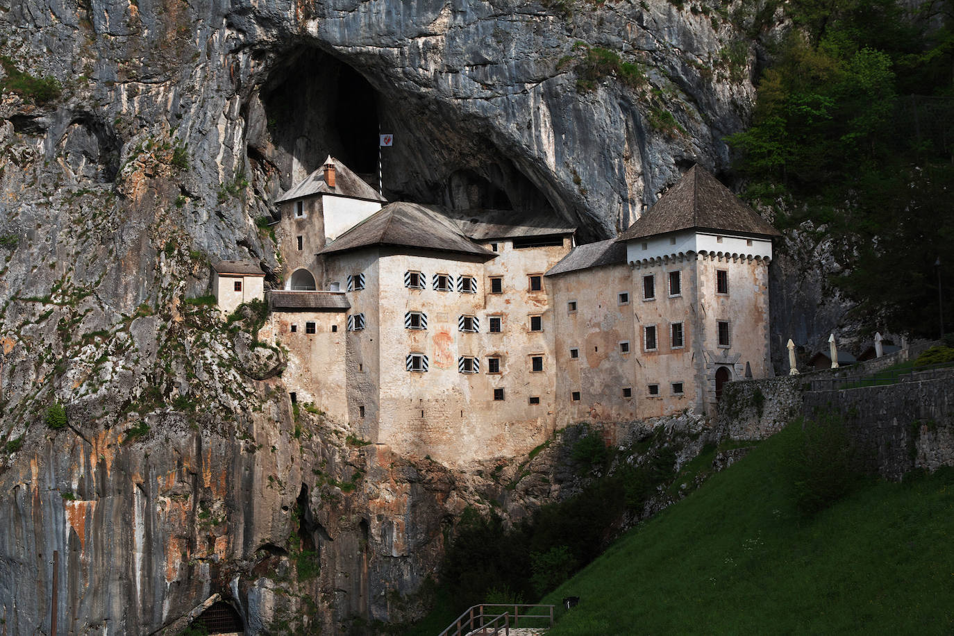 Castillo de Predjama (Eslovenia). En lo alto de un imponente acantilado, ha sido incluido en el Guinness como el castillo-cueva más grande del mundo. Está formado por una serie de túneles subterráneos y paredes entretejidas con la estructura natural de la cueva. 