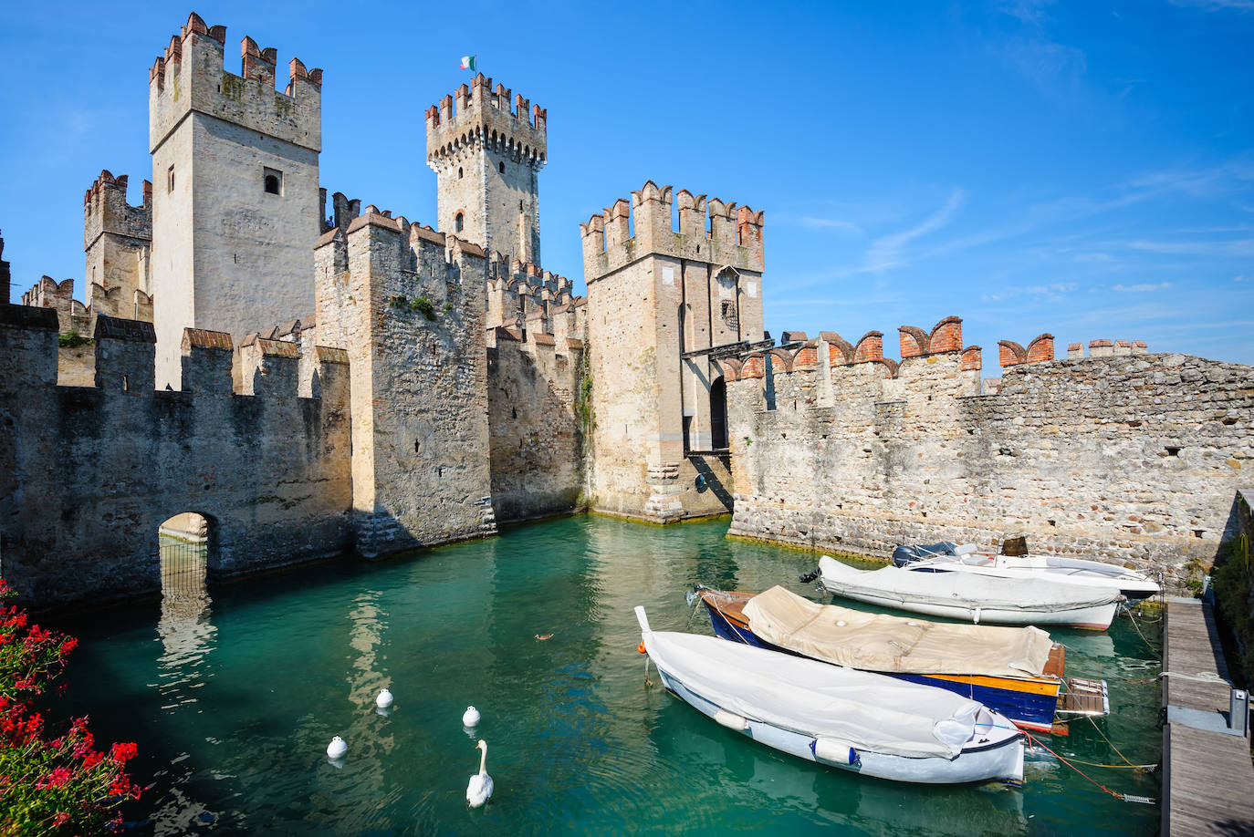 Castillo de Sirmione (Italia). Este singular castillo se encuentra en medio del lago de Garda y se conoce también como Scaligero en honor a la familia Scaligeri, que lo encargó y gobernó en la región a principios del siglo XIII. 