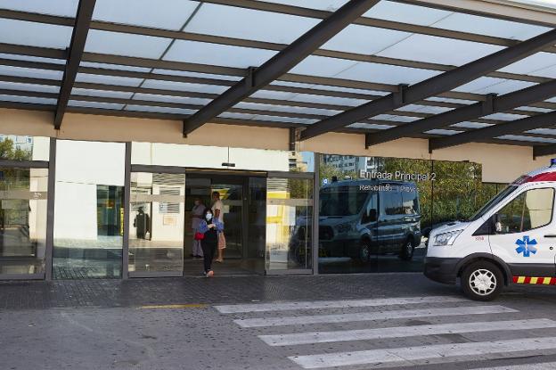 Los hospitales suspenden ya visitas por la pandemia y aumentan los controles