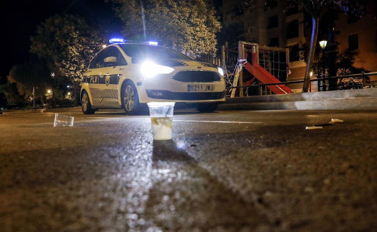 Vigilancia policial contra el botellón en Valencia. 