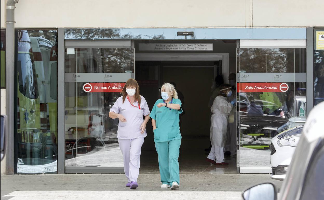 Dos sanitarias, en el Hospital La Fe de Valencia