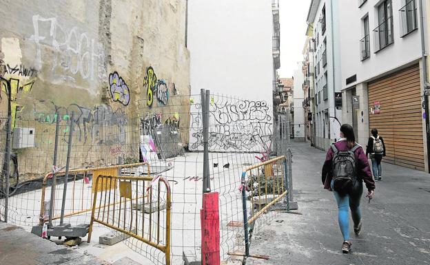 Imagen principal - Uno de los solares de Ciutat Vella donde Aumsa ha proyectado un edificio de viviendas. Las obras no han empezado. | El solar de Músico Antonio Eiximeno, en la Malvarrosa, es un parking que se convierte en piscina cuando llueve. | Decenas de solares, como este de la calle Ripalda, esperan obra pública para convertirse en edificios de viviendas.