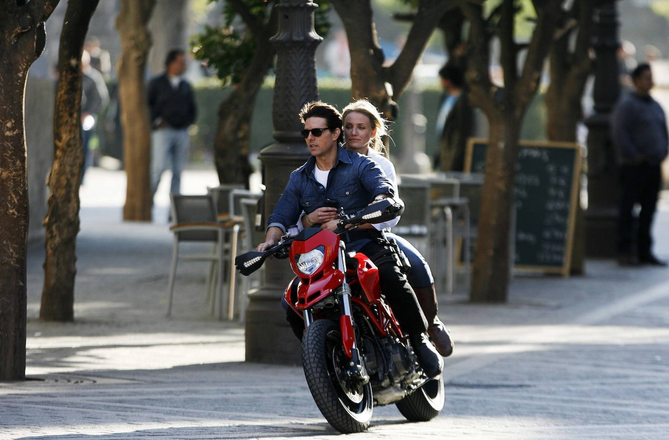 15.- 'NOCHE Y DÍA' | Los actores Tom Cruise y Cameron Díaz rodaron una de las escenas de acción de la película sobre una Ducati Hypermotard 1100, aunque en realidad la moto era una mezcla de ésta y una Aprilia SVX450, de la que se tomó el motor, horquilla y basculante. El chasis y las fibras eran de la Hypermotard.