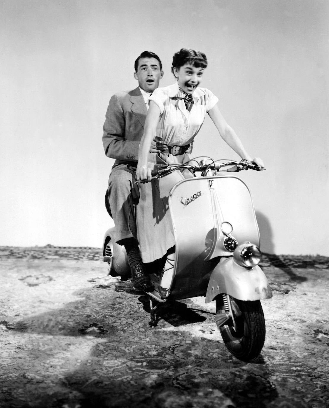 7.- 'VACACIONES EN ROMA' | La imagen de Audrey Hepburn y Gregory Peck paseando por la capital italiana montados sobre una Vespa 125 es historia del cine. Desde entonces, el modelo se convirtió en un básico para recorrer la ciudad con estilo.