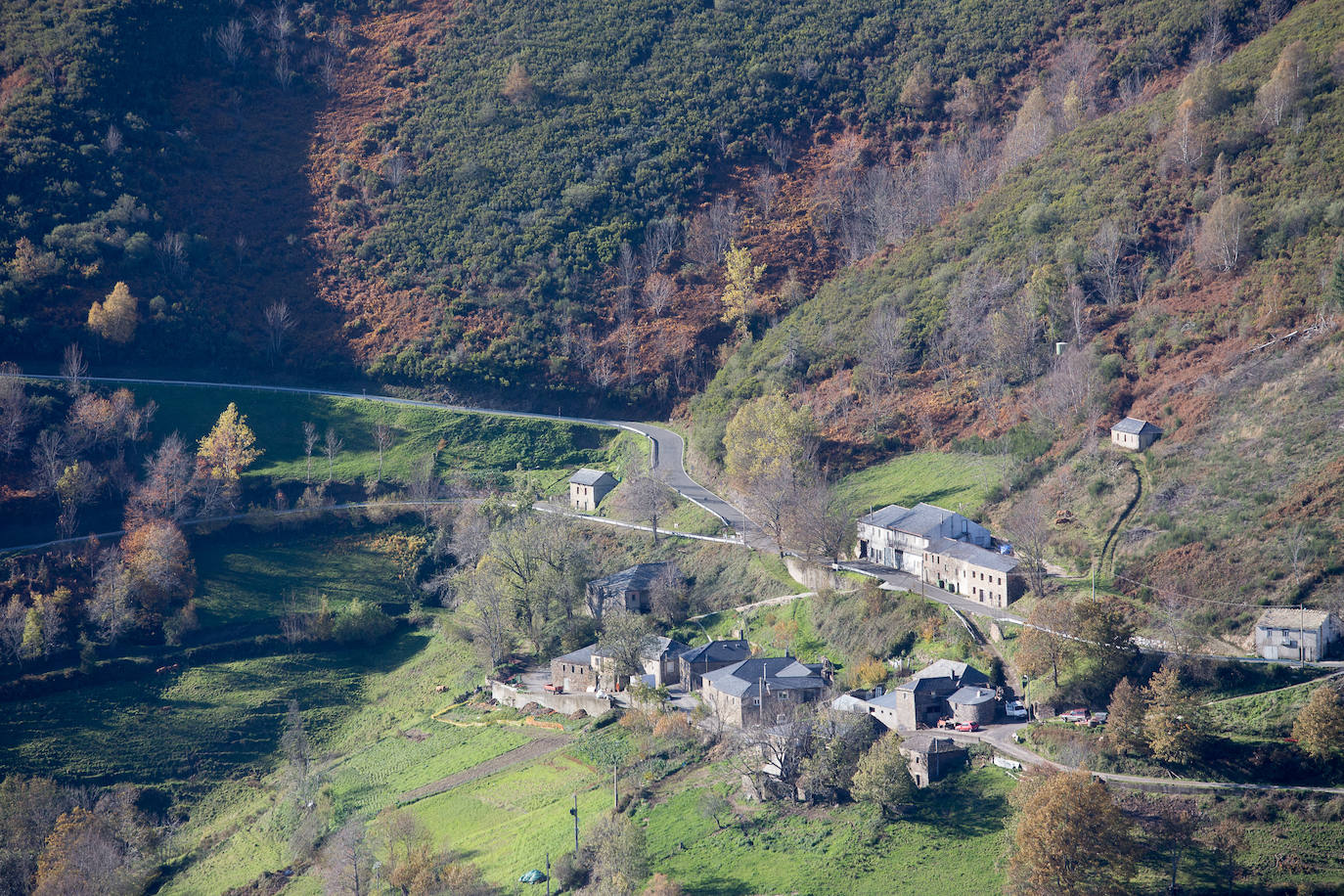 La sierra de Os Ancares es un paraje de visita obligatoria. Situada en el este de la provincia de Lugo, en la frontera con las comunidades vecinas de Castilla y León y El Principado de Asturias, se distribuye a lo largo de más de 50.000 hectáreas. Con una infinita red de senderos cruza profundos valles y asciende hasta cumbres de 2.000 metros de altura. En otoño el manto vegetal adquiere tonos rojizos. En invierno, esta zona permanece cubierta por la nieve, algo que cambia con la llegada de la primavera, cuando las aguas del deshielo fluyen desde las cumbres hasta las zonas bajas, formando numerosos riachuelos y pequeñas cascadas. 