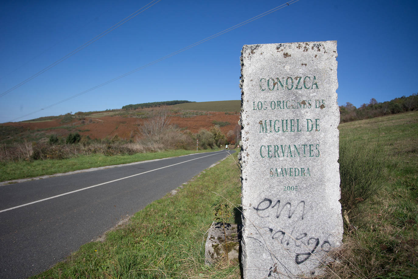 La sierra de Os Ancares es un paraje de visita obligatoria. Situada en el este de la provincia de Lugo, en la frontera con las comunidades vecinas de Castilla y León y El Principado de Asturias, se distribuye a lo largo de más de 50.000 hectáreas. Con una infinita red de senderos cruza profundos valles y asciende hasta cumbres de 2.000 metros de altura. En otoño el manto vegetal adquiere tonos rojizos. En invierno, esta zona permanece cubierta por la nieve, algo que cambia con la llegada de la primavera, cuando las aguas del deshielo fluyen desde las cumbres hasta las zonas bajas, formando numerosos riachuelos y pequeñas cascadas. 