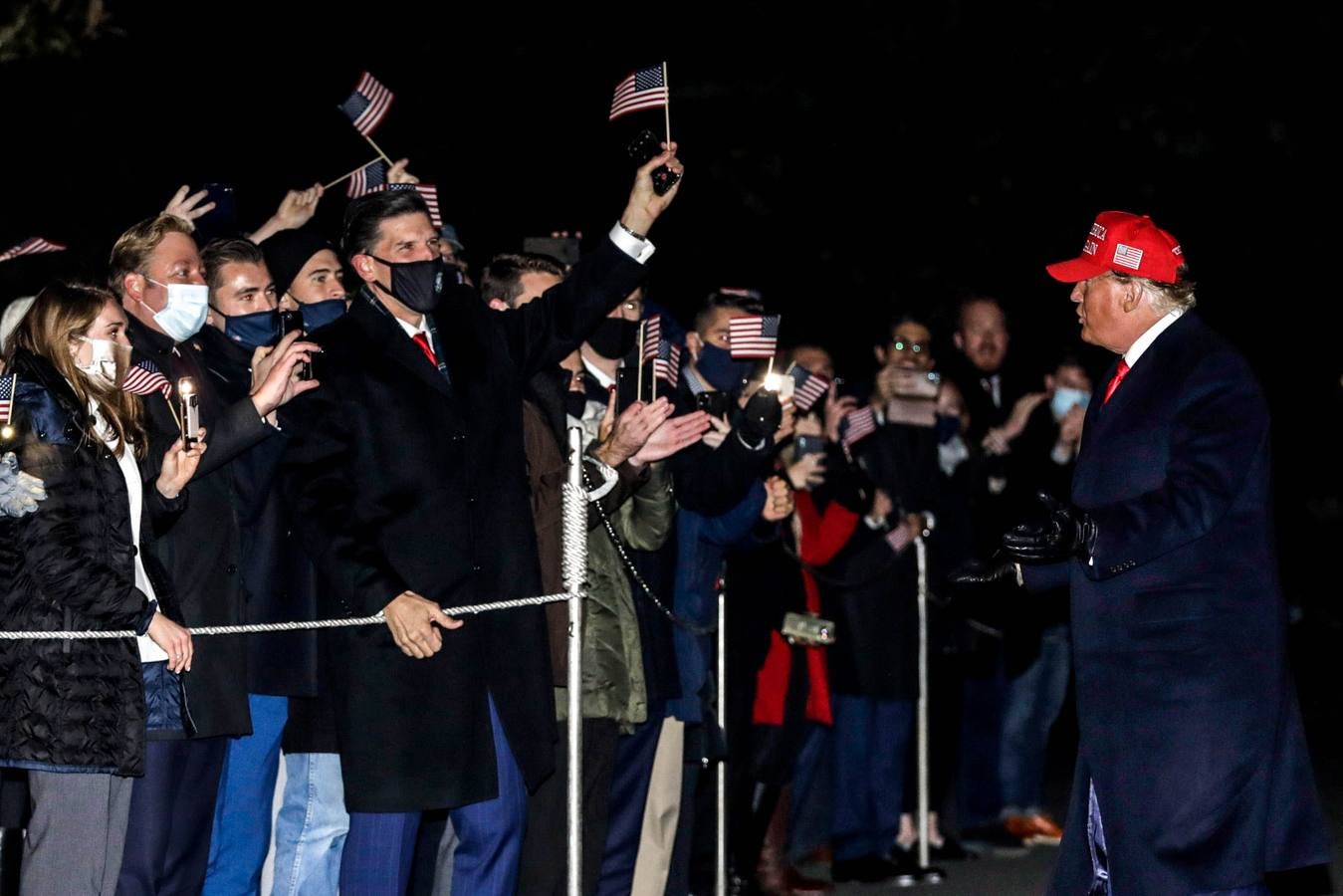 El presidente de los Estados Unidos, Donald Trump, saluda a los invitados en el jardín sur de la Casa Blanca después de llegar al Marine One en Washington.