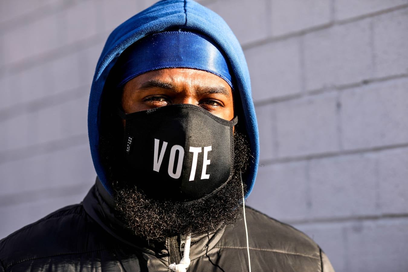 Andre Wilson espera en la fila para votar en el Atlantic Terminal Senior Citizen Center.