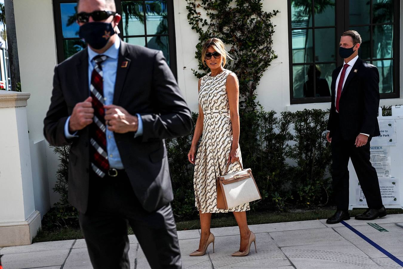 La primera dama Melania Trump se va después de emitir su voto en el Centro Recreativo Morton y Barbara Mandel en Palm Beach, Florida. 