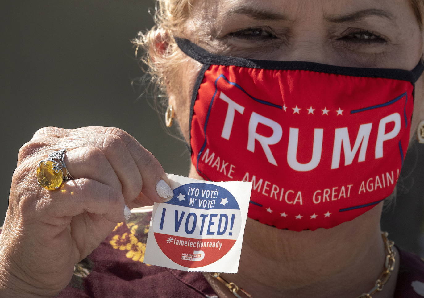 Doris Suarez muestra su pegatina de 'Yo voté' en Hialeah, Florida. UU.