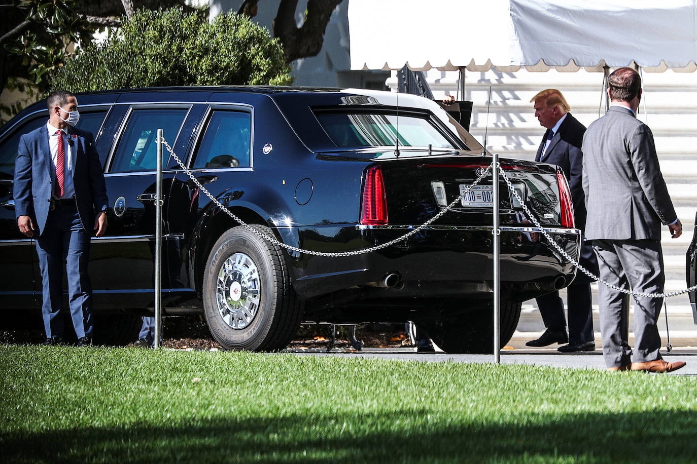 Un agente del servicio secreto de los Estados Unidos vigila mientras el presidente de los Estados Unidos, Donald Trump, sale.