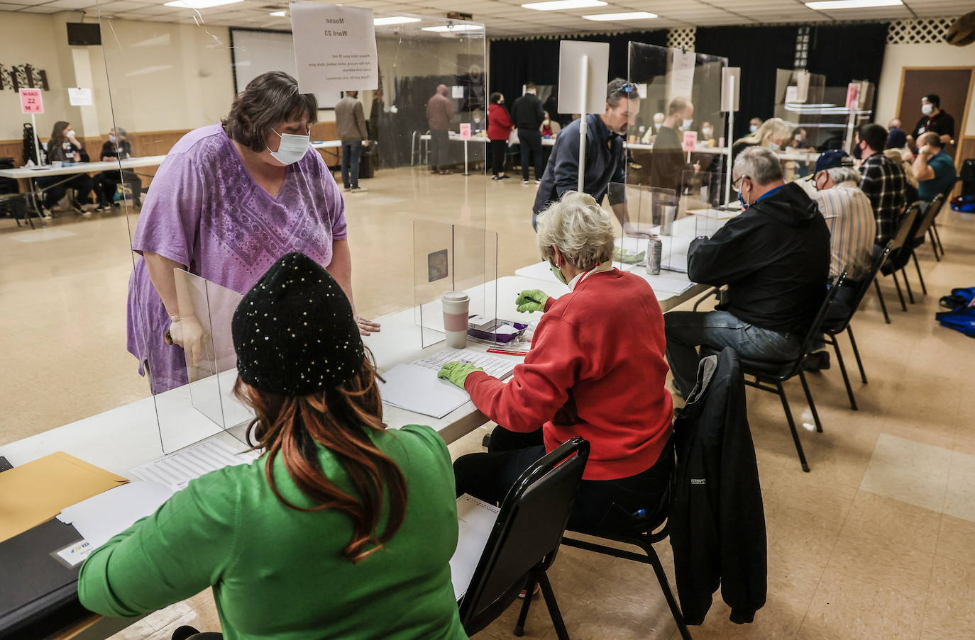 Votantes acuden a las urnas a emitir su voto en las elecciones presidenciales.