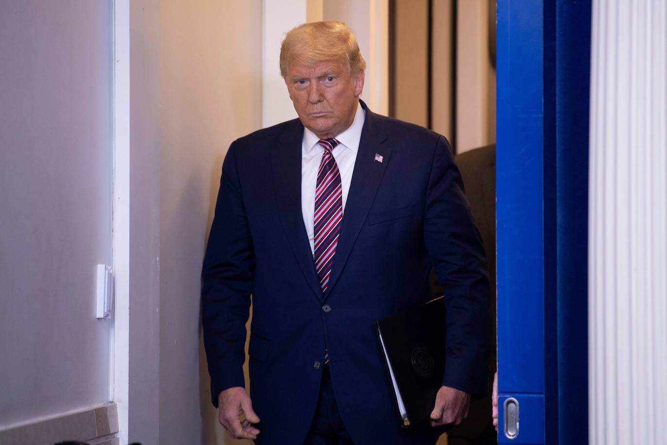 El presidente de los Estados Unidos, Donald Trump, llega para hablar en la Sala Brady de la Casa Blanca en Washington.