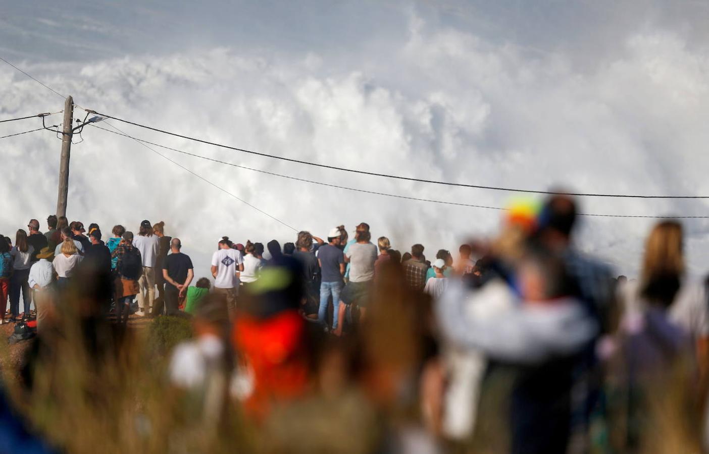 Surfistas especialistas en condiciones extremas intentan dominar la fuerza del mar en Praia do Norte, célebre lugar de Nazaré, que disfruta ya de sus primeras olas gigantes del otoño portugués. Para muchos, la ambición es domar la mayor ola posible y poder batir algún día el récord del mundo, que ostenta el brasileño Rodrigo Koxa, con una ola de 24,38 metros surfeada en Nazaré.
