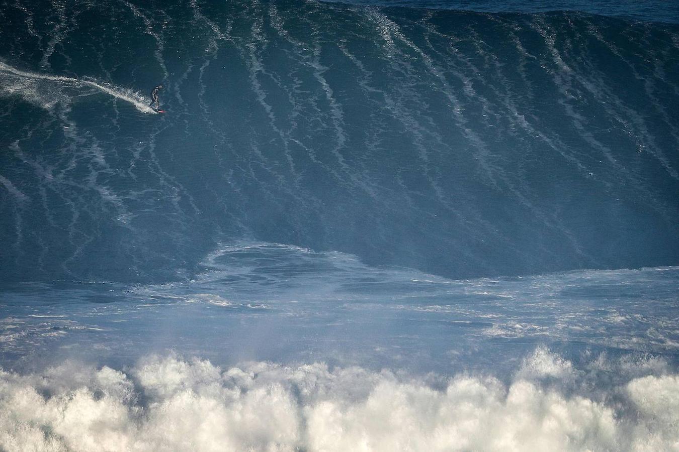 Surfistas especialistas en condiciones extremas intentan dominar la fuerza del mar en Praia do Norte, célebre lugar de Nazaré, que disfruta ya de sus primeras olas gigantes del otoño portugués. Para muchos, la ambición es domar la mayor ola posible y poder batir algún día el récord del mundo, que ostenta el brasileño Rodrigo Koxa, con una ola de 24,38 metros surfeada en Nazaré.