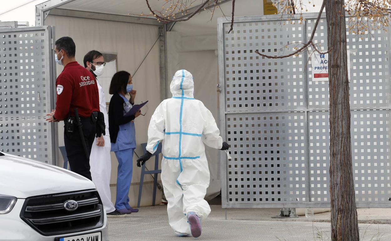 Una sanitaria, en el hospital de campaña de La Fe