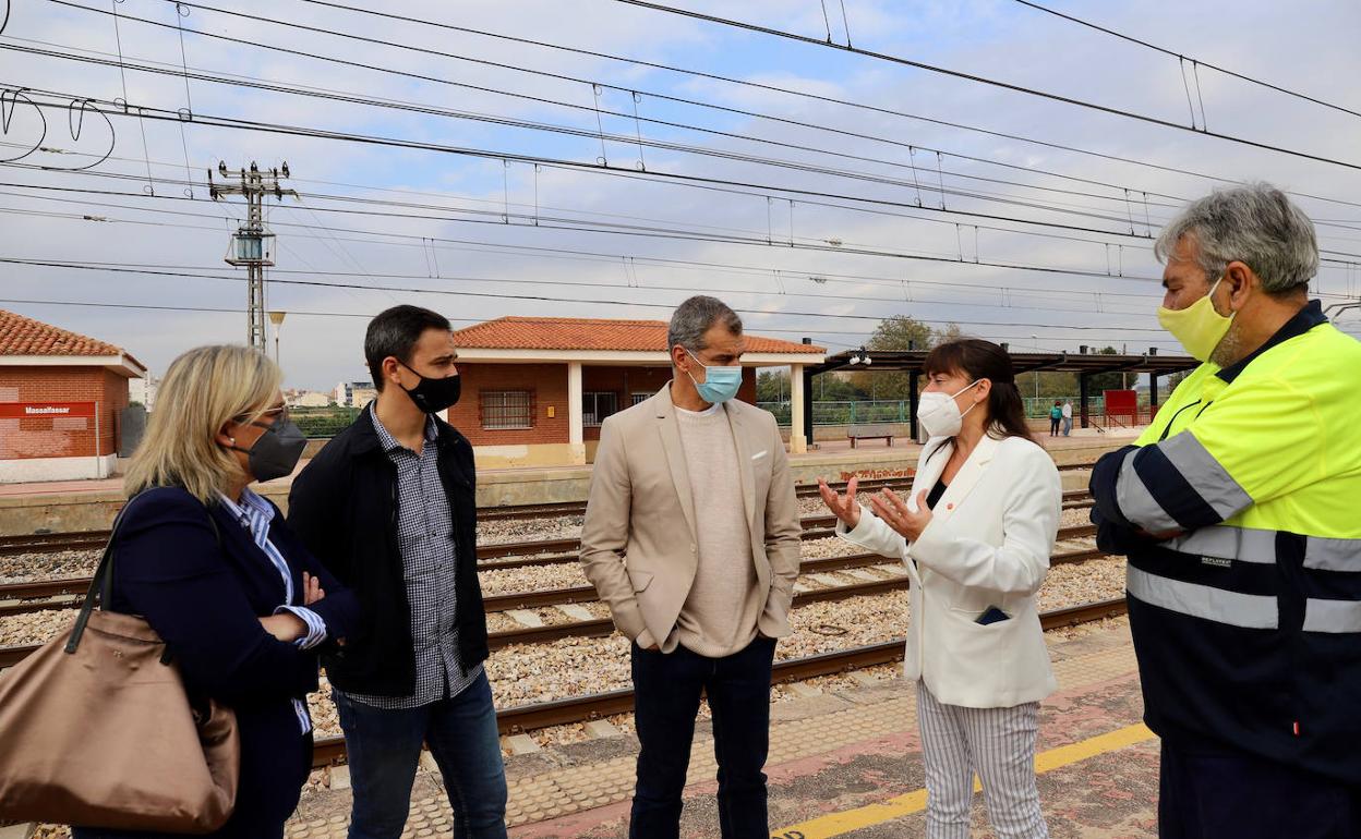 Cantó, con la portavoz de infraestructuras , Mamen Peris, y el portavoz local, Higinio Yuste. 