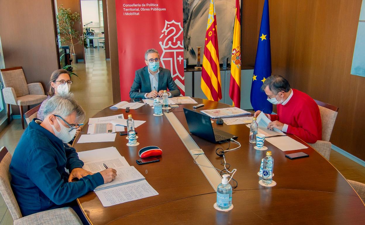 El conseller de Obras Públicas, Arcadi España, durante una reunión de trabajo. 