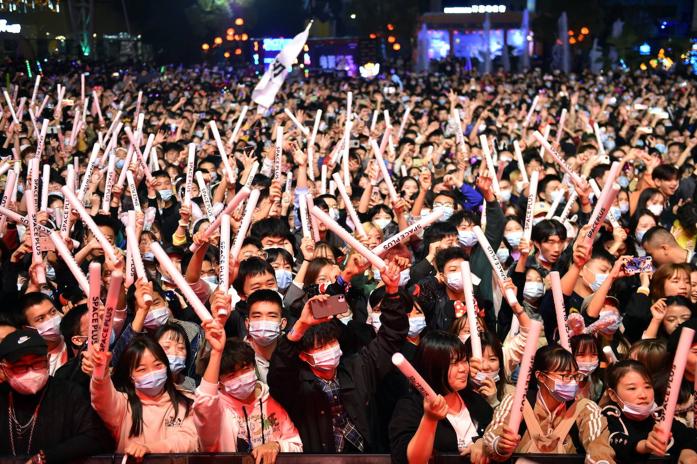 Wuhan, la ciudad china donde se originó la pandemia del coronavirus, muestra un aspecto bien diferente al de cualquier localidad europea. Sus ciudadanos, muchos sin mascarilla, han podido reunirse y festejar la noche de Halloween, como si el virus fuese algo del pasado. Calles llenas de gente disfrazada, bailando y sin distancia de seguridad; una imagen que dista de lo se está viviendo en España, con cierres perimetrales, toque de queda y el uso de mascarilla obligatoria. 