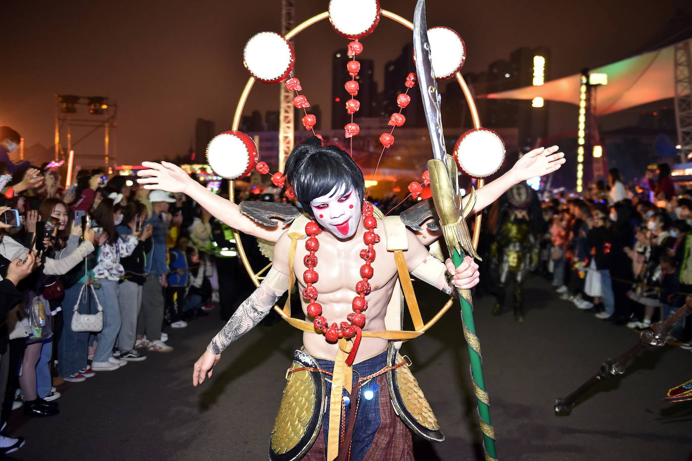 Wuhan, la ciudad china donde se originó la pandemia del coronavirus, muestra un aspecto bien diferente al de cualquier localidad europea. Sus ciudadanos, muchos sin mascarilla, han podido reunirse y festejar la noche de Halloween, como si el virus fuese algo del pasado. Calles llenas de gente disfrazada, bailando y sin distancia de seguridad; una imagen que dista de lo se está viviendo en España, con cierres perimetrales, toque de queda y el uso de mascarilla obligatoria. 