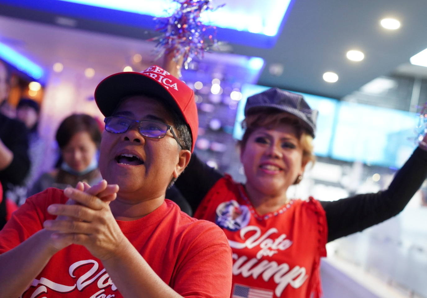 Los estadounidenses vietnamitas partidarios del presidente de los Estados Unidos, Donald Trump, se reúnen para una fiesta de observación electoral en Houston, Texas