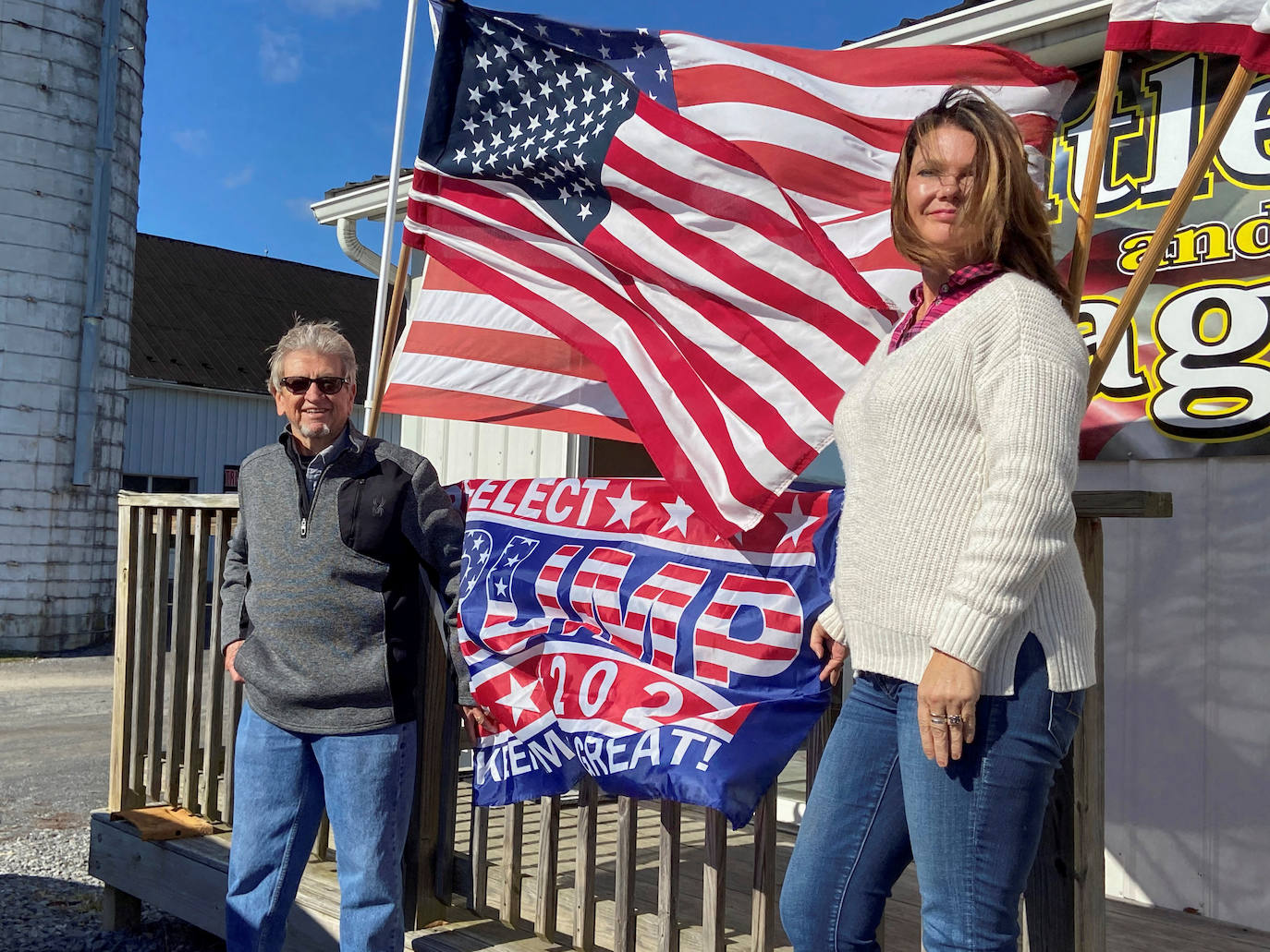 Melissa Henry y John Glazier, partidarios de Donald Trump, frente a su concesionario de autos usados ​​en McConnellsburg, Pensilvania.