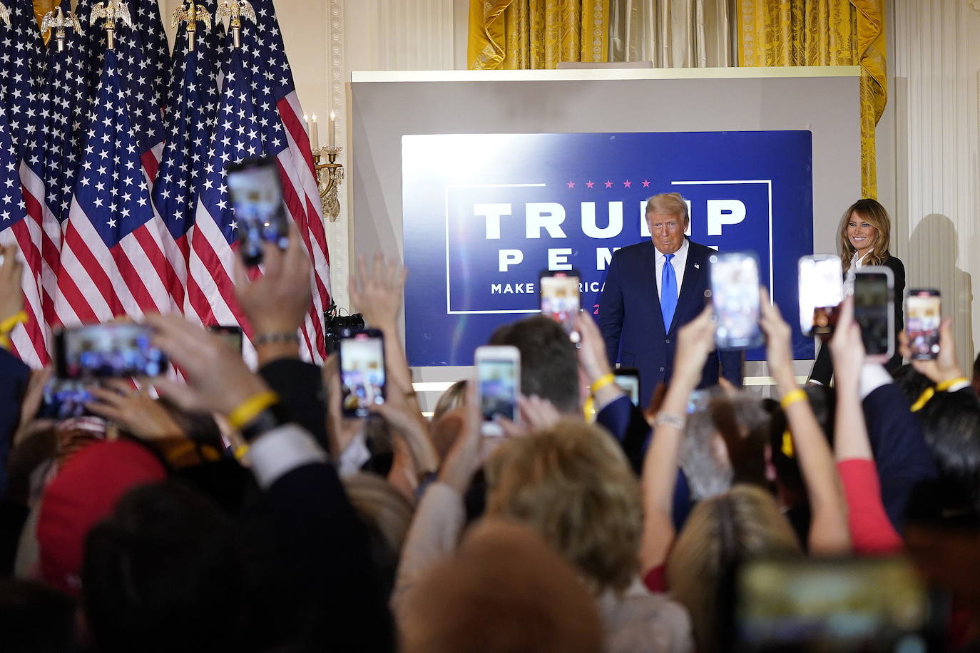 Trump y su esposa Melania llegan a la Casa Blanca para vivir la noche electoral.