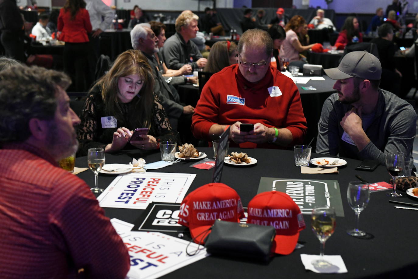 Los partidarios de Trump buscan actualizaciones sobre los resultados de las elecciones en el hotel DoubleTree en Bloomington, Minnesota.