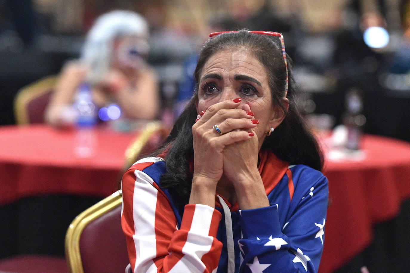 Loretta Oakes de Las Vegas, durante una fiesta de vigilancia republicana en el South Point Hotel & Casino en Las Vegas, Nevada.