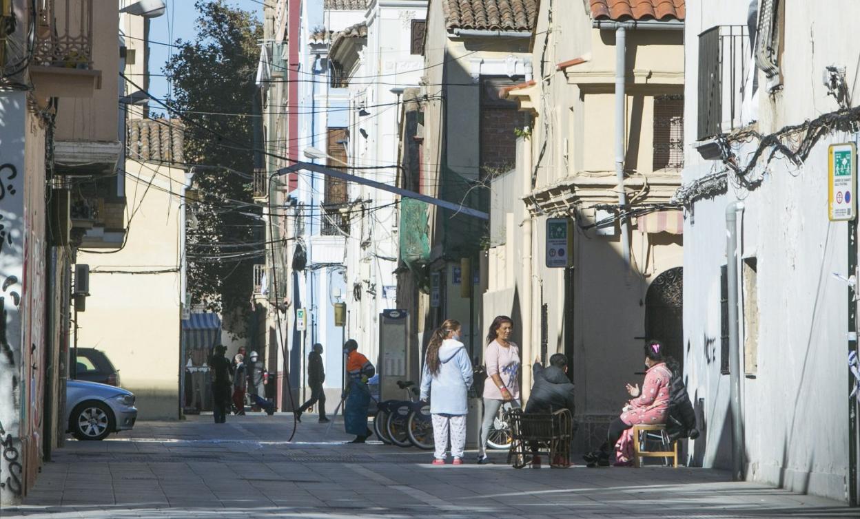 Calle Pescadores en el barrio del Cabanyal, con numerosas viviendas pendientes de rehabilitación. damián torres