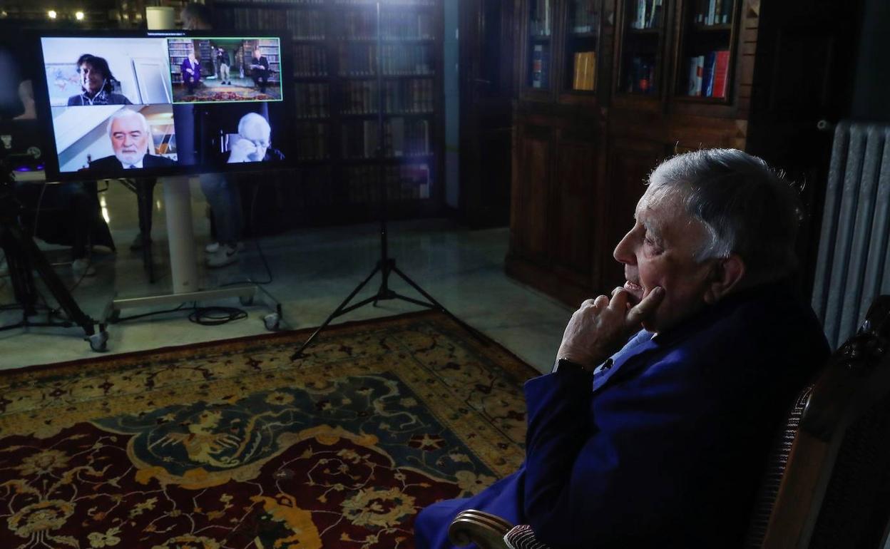 Luis Maria Ansón, durante una videoconferencia con otros académicos.