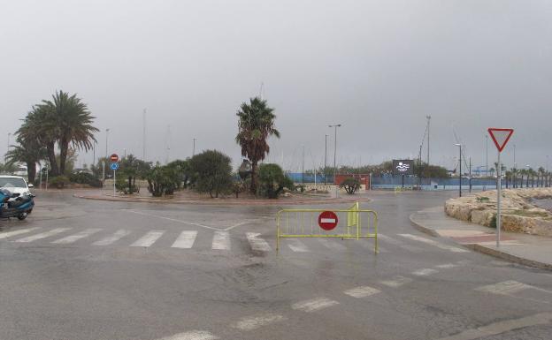 El vial de la Marineta Cassiana, en Dénia, cortado por la acumulación de agua. 